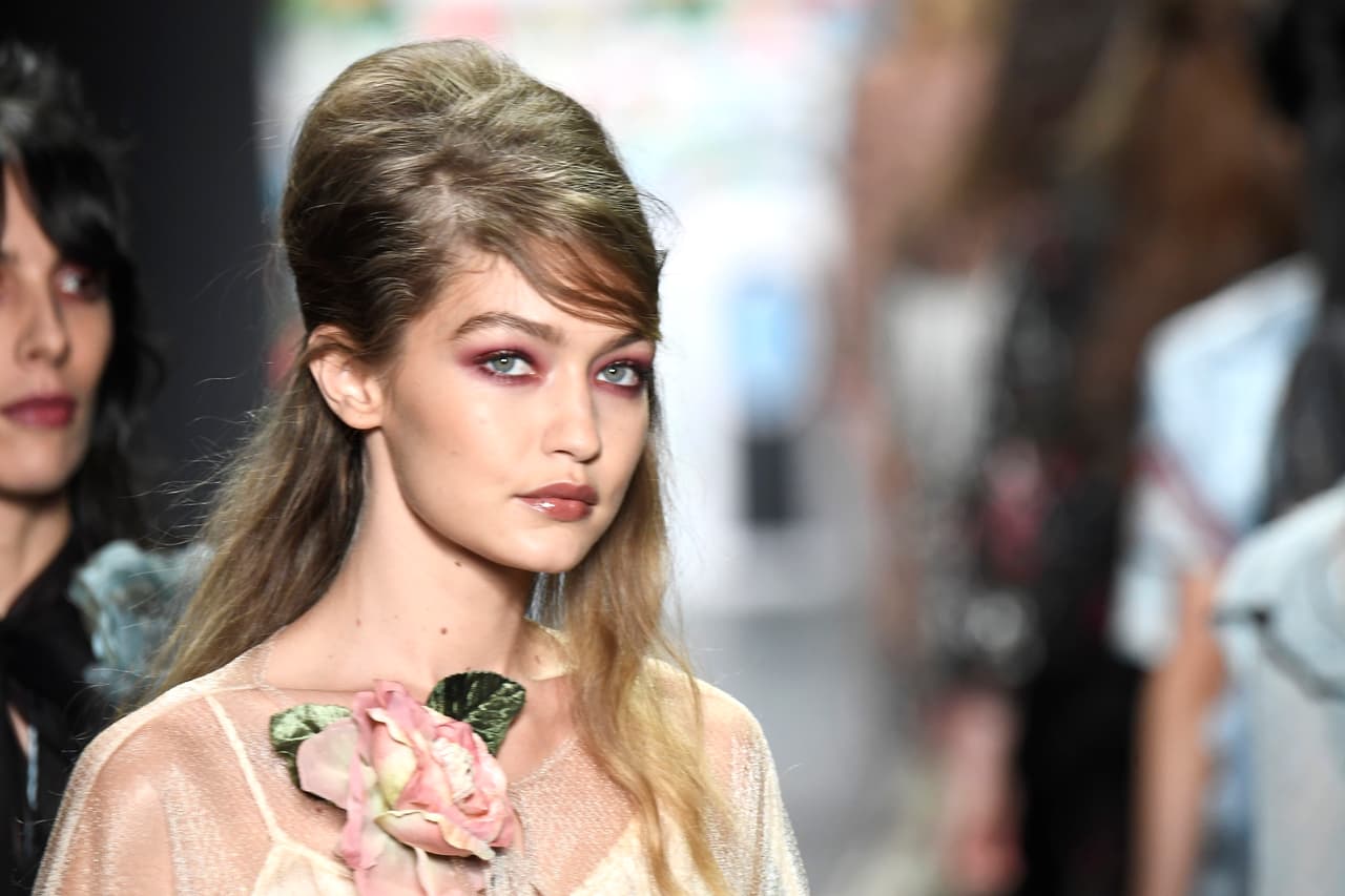Gigi Hadid desfilando para la pasarela de la diseñadora Anna Sui.