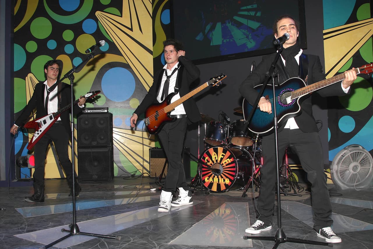 La agrupación dijo que la separación de 'EME 15' era sólo momentánea, pues querían volver a reunirse en el año 2017, pero al parecer este reencuentro sólo quedará en el deseo de los fanáticos. Este es otro éxito del productor 
<b>Pedro Damián</b>.