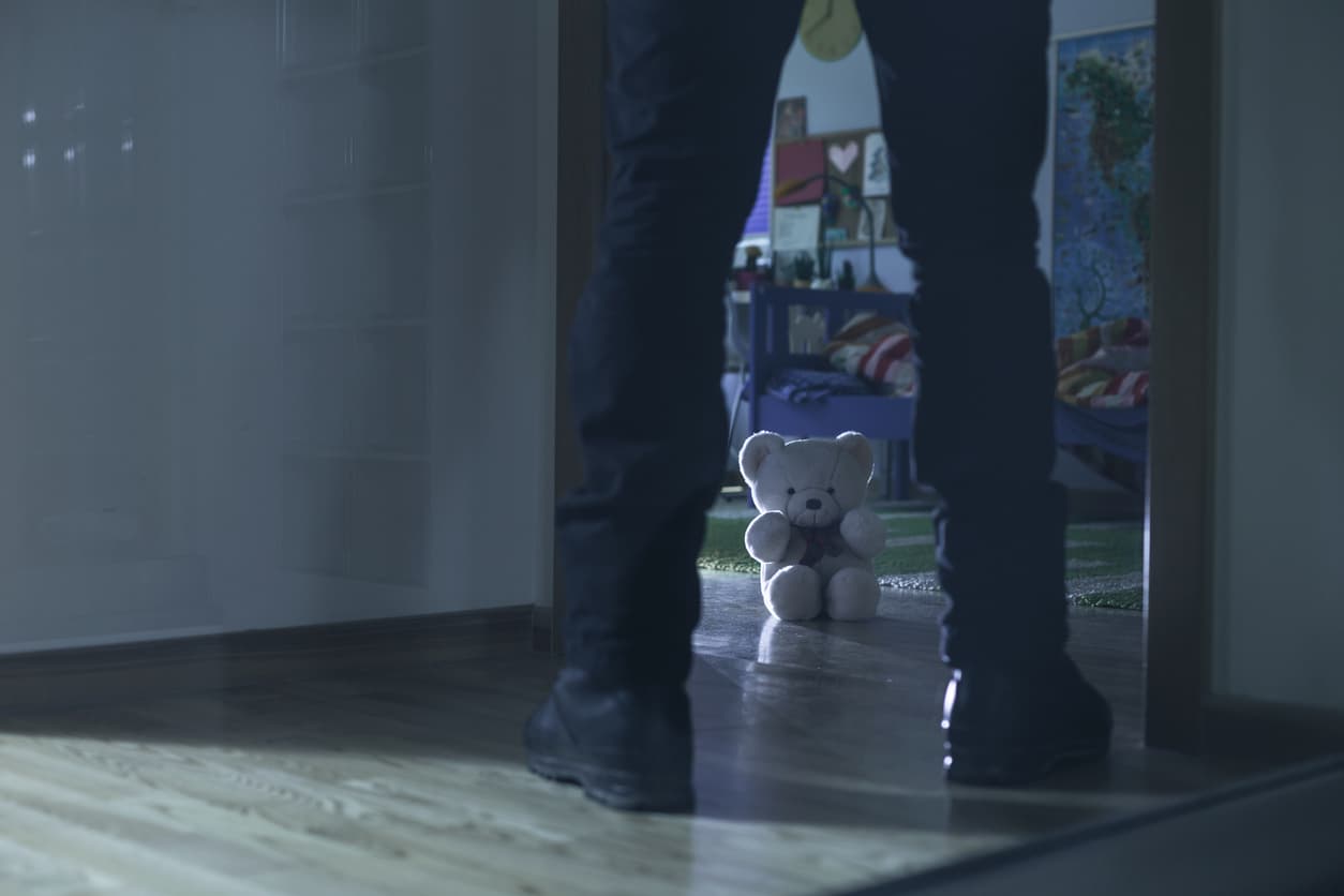 Un hombre ha sido acusado de abusar sexualmente de su hija de tres años, grabar esas aberraciones y distribuir el material por internet.
<br>