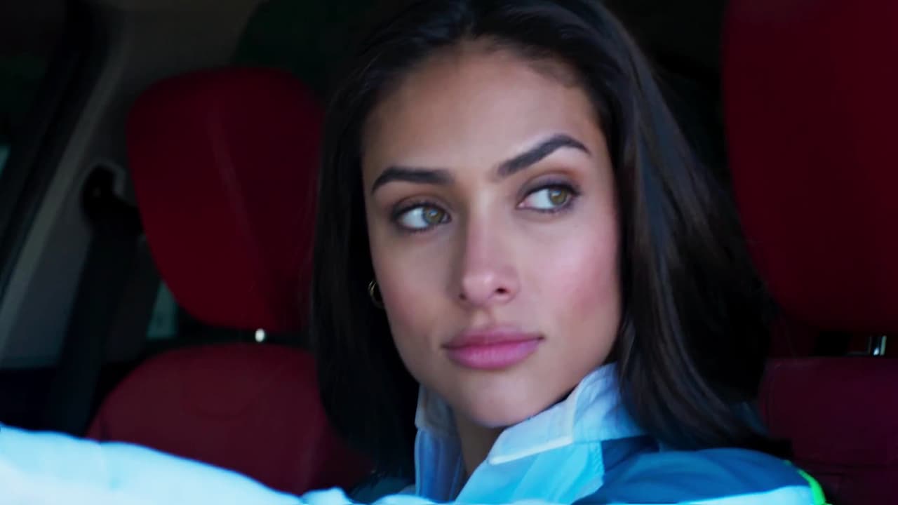 Justo cuando más pensativo se encontraba sobre su vida fue que conoció a Adela Cruz, una chofer particular que comenzó a trabajar para él y que, al momento de conocerlo, casi lo atropella.