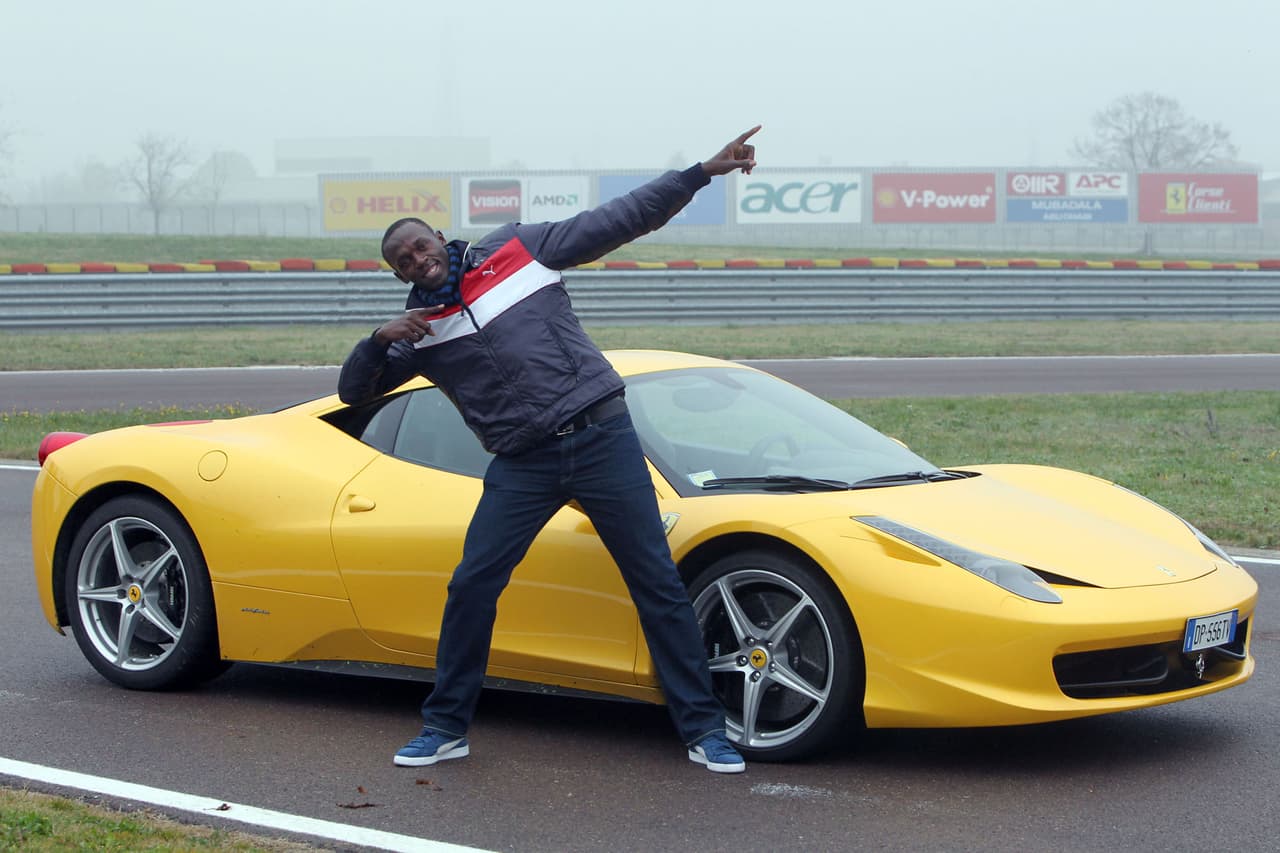 "
<b>Me siento como un Ferrari</b>", declaró 
<b>Bolt</b> hacia el año 2010 en ocasión de una visita a la sede del fabricante italiano, donde pudo probar la velocidad de modelos como el 
<b>458 Italia </b>junto al cual posa en esta imagen. El modelo 2010 del deportivo dispone de un motor V8 que entrega 562 HP, siendo capaz de ir de 0 a 60 mph en 3.3 segundos y llegar a las 202 mph. En sitios de venta se ofrece por un valor cercano a los 190,000 dólares.