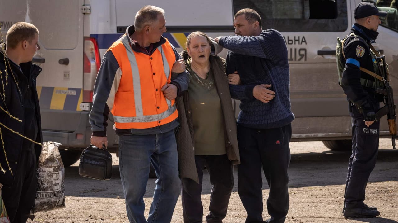 <b>En video: </b>Autoridades ucranianas denuncian que el Kremlin ha centrado sus ataques en pueblos del este del país, desde donde miles de personas han emprendido un largo viaje de huida. Sin embargo, hay quienes se rehúsan a abandonar Ucrania y continúan refugiándose en sótanos y bodegas. Por otro lado, se conocieron imágenes que evidencian la destrucción en la ciudad de Borodyanka, donde los socorristas mantienen la esperanza de encontrar vida entre los escombros.