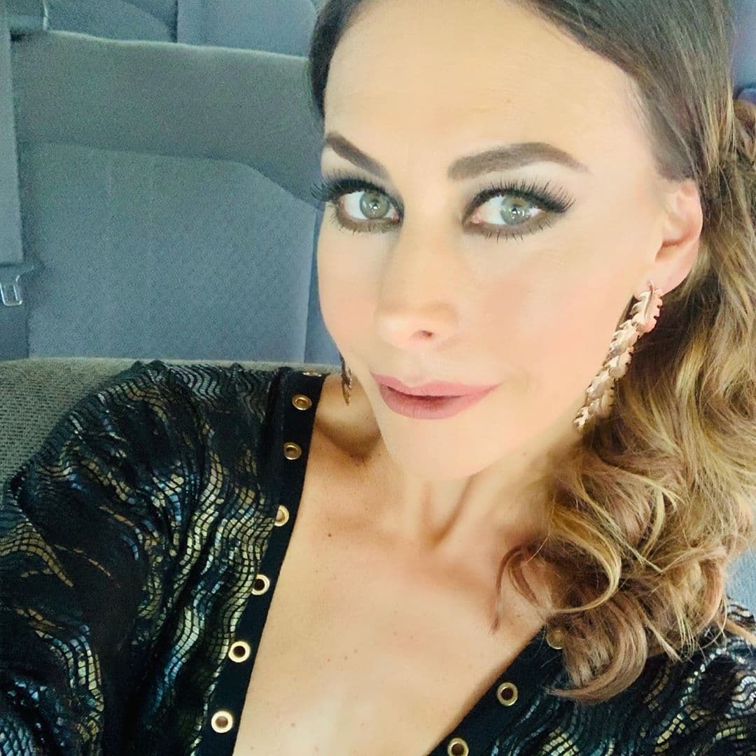 "Hay muy fácil la forma de poder checar (en redes sociales) todo lo que yo escriba, me haré responsable. Todo lo que sea post o que lo reenvíen otras personas y obviamente se adhiere a lo que es tu 'timeline', ahí sí yo no me hago responsable, no tengo nada que decir al respecto más que yo voy a seguir defendiendo el trabajo, la relación buena que existe y la buena vibra que hay dentro del proyecto y que eso es lo más importante", concluyó.