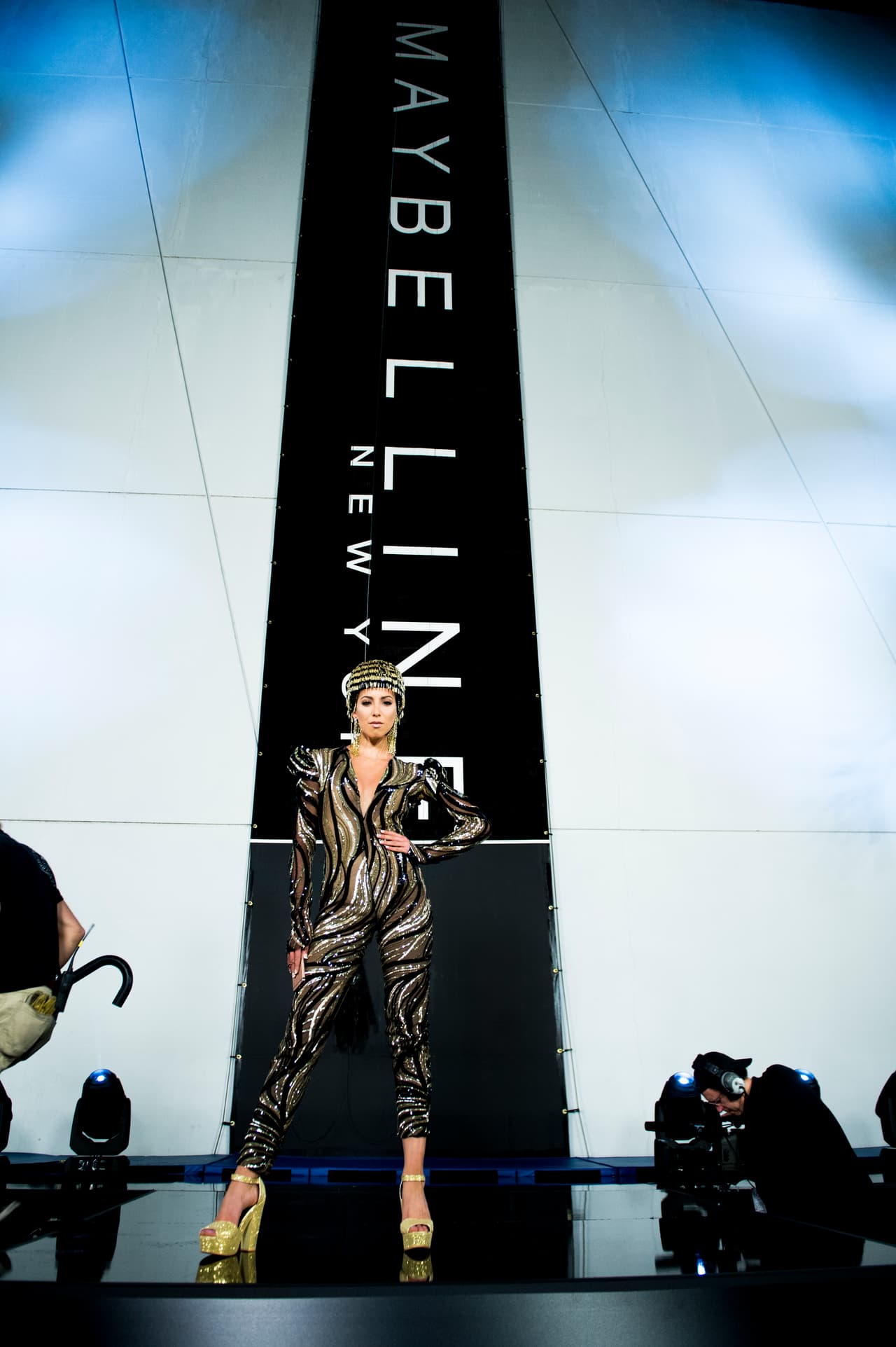 Desafiando sus miedos en una revolucionaria pasarela vertical, las bellas lucharon mucho para lograr el ‘selfie’ perfecto.