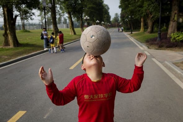 El rico Xu Jiayin tiene la ambición de formar a una generación de jóvenes atletas que potencien a China en el fútbol.