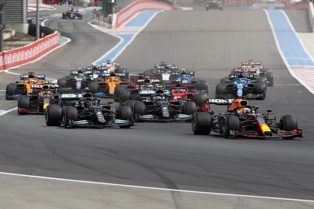 Sergio 'Checo' Pérez logra subir al podio en la Formula 1 junto a su compañero de Red Bull, Max Verstappen, y Lewis Hamilton. El mexicano llegó en tercera posición, mientas que el piloto británico se adjudicó la segunda plaza. El neerlandés fue campeón del Gran Premio de Francia y fue nombrado piloto del día.