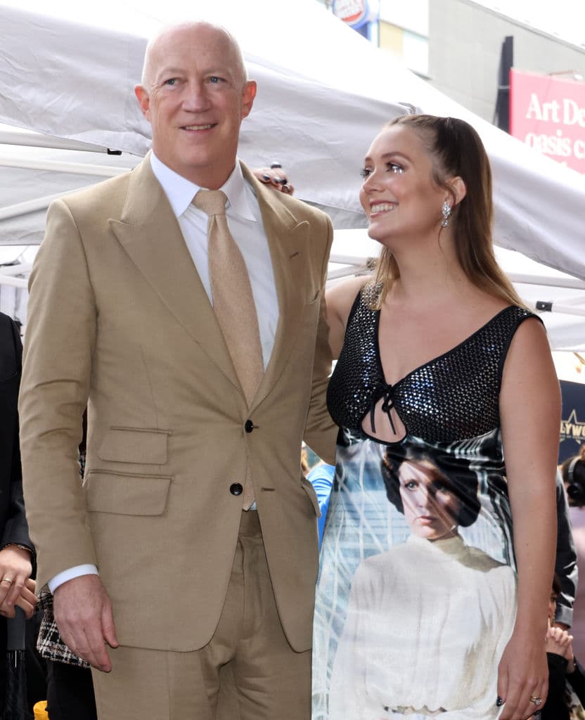 Billie Lourd contó con el apoyo de su padre, el empresario Billy Lourd. En uno de sus espectáculos de comedia, Carrie Fisher habló de su rehabilitada relación con el padre de su hija y cómo habían terminado porque él es gay.