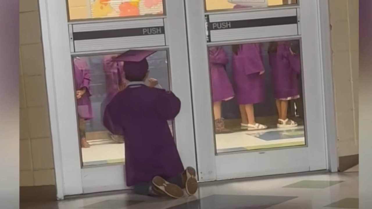 Niño excluido de su graduación en Texas genera indignación: 'Se nos partió el corazón de verlo', dicen sus padres