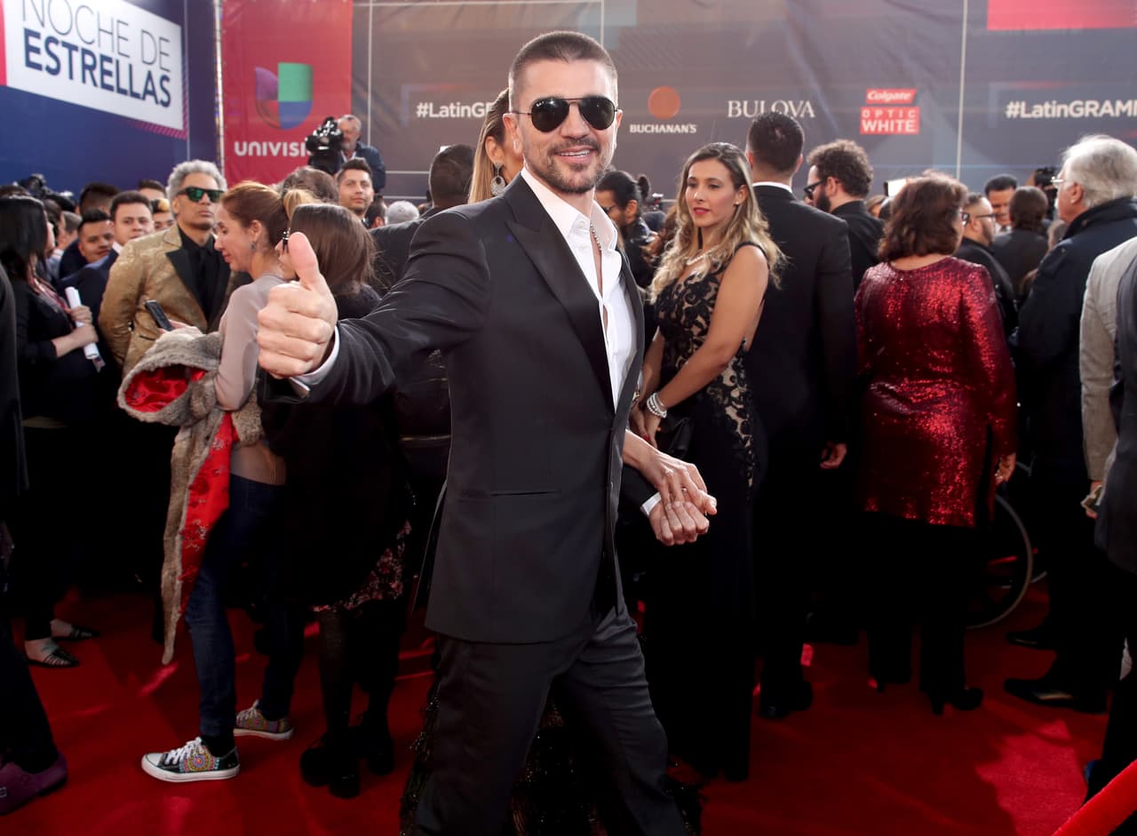Juanes llegó corriendo pero con una gran sonrisa y un look de impacto.