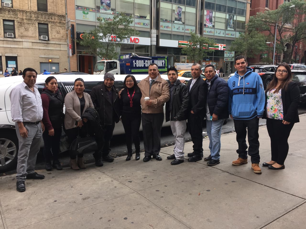 Juan Carlos Torres (en medio, de abrigo marrón) dijo que el paseo es un regalo que nace del corazón.