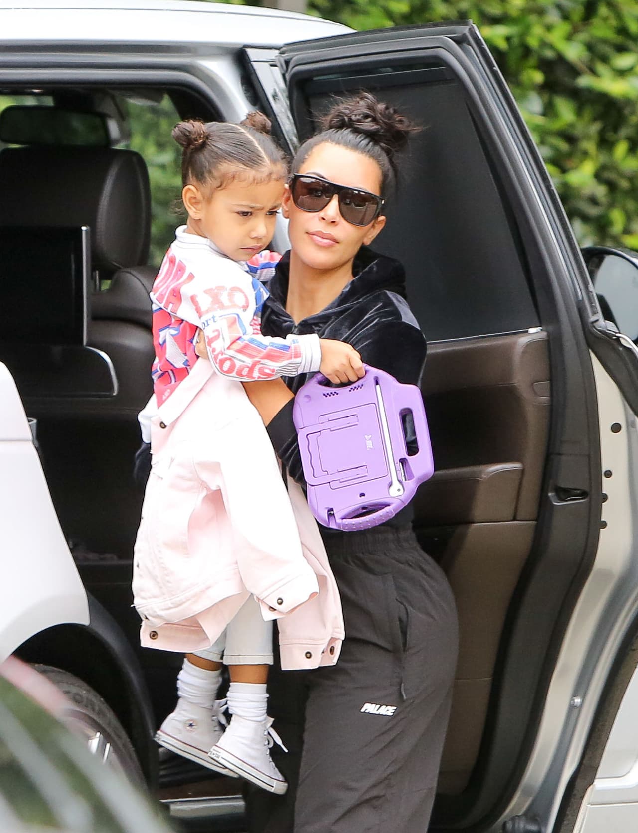 "Siento una responsabilidad como madre, figura pública, ser humano, de hacer lo que pueda para asegurar que no solo mi hijo, sino todos los niños, 
<b>no tengan que crecer</b> en un mundo en el que sean 
<b>juzgados por el color de su piel</b>, o su género, o su orientación sexual. Quiero que crezcan en un mundo donde 
<b>el amor mutuo</b> sea lo más importante", escribió Kim.