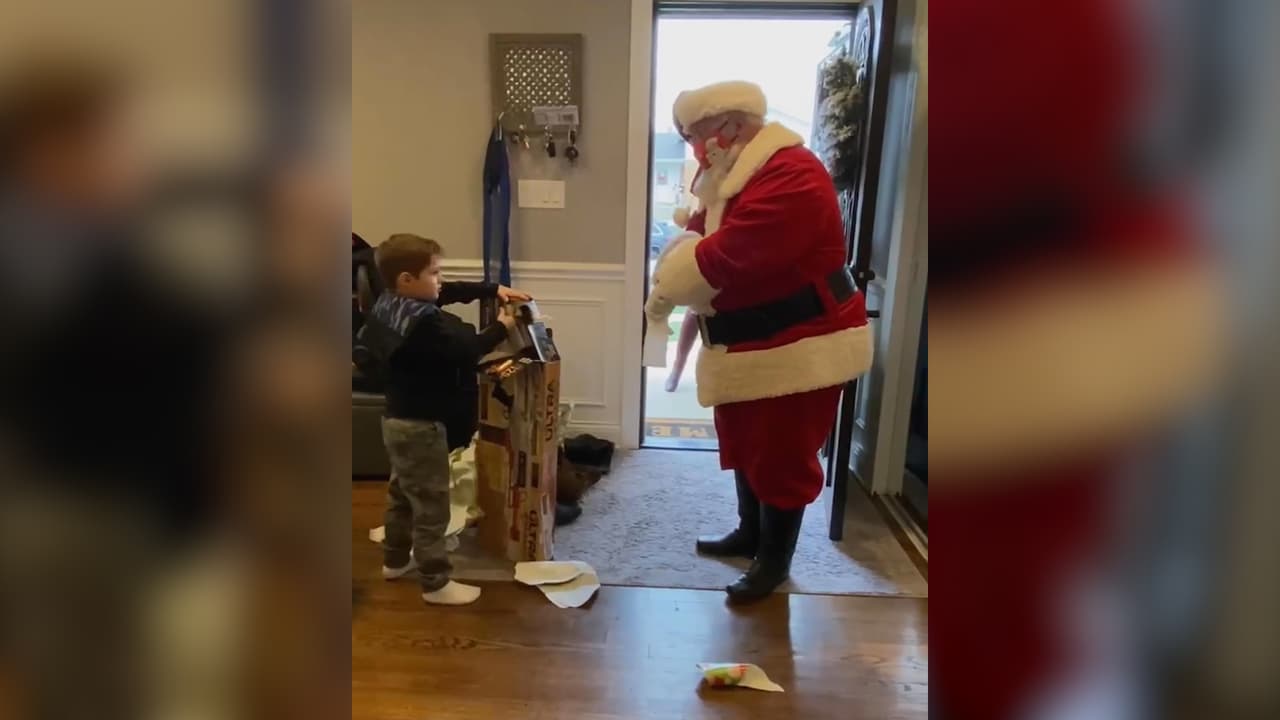 Centro comercial de Illinois regala pistola Nerf a un niño de 4 años después de que Santa le dijera que no