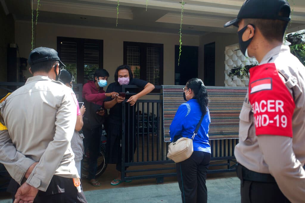 Alrededor de
<b>600 macacos viven en el santuario boscoso, </b>meciéndose en los elevados árboles de nuez moscada y saltando por el famoso templo Pura Bukit Sari. Se les considera sagrados.
<br>
<br>Cerca de su santuario, funcionarios locales para los esfuerzos para frenar la pandemia del covid-19 han estado visitando hogares con el objetivo de frenar la propagación del coronavirus.