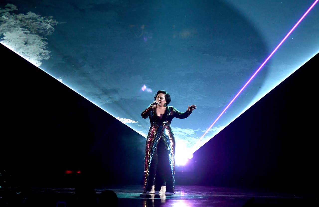 La encargada de abrir la presentación de J Balvin en el Latin GRAMMY 2018 fue la mexicana Carla Morrison, quien interpretó una versión lenta del tema ‘Vibras’ del colombiano.