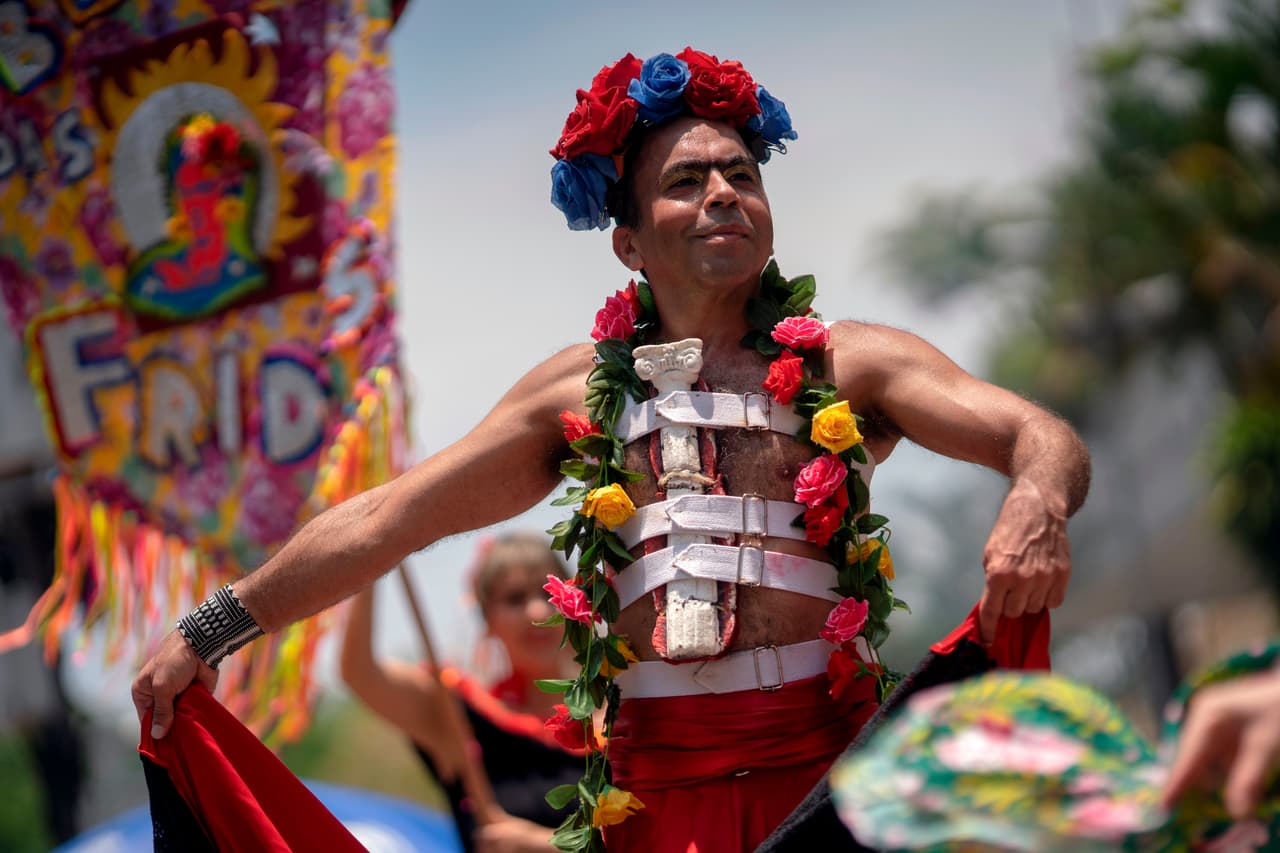 Un hombre vestido
<b>como la artista mexicana participa en el desfile de carnaval callejero del Bloco das Fridas</b> en la Plaza XV en Río de Janeiro, Brasil.