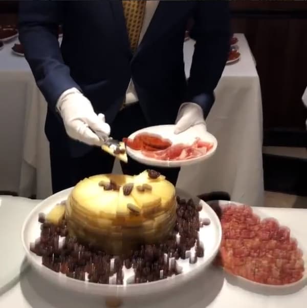 Degustaron carnes frías y quesos de varios tipos.