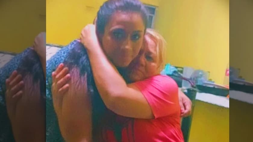 Jessica Alemán, izquierda, abraza a su madre Matilde Rodríguez, derecha. La madre lamentó la actuación de las autoridades durante la detención de su hija el 19 de enero pasado que llevó a que perdiera la vida 23 días después en un hospital de Nuevo León.