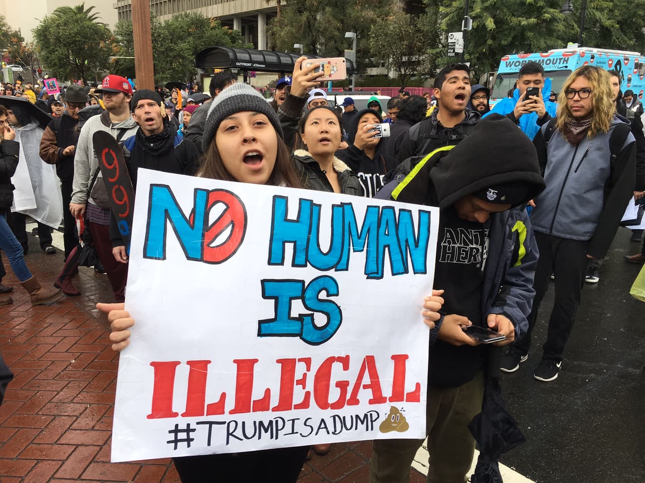 Cientos de inmigrantes pidieron al nuevo presidente de Estados Unidos un trato digno para su comunidad.