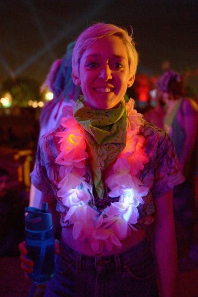 ¿Qué sería de un atuendo veraniego sin una camisa con estampados que evoquen la exuberancia de la playa? Coordínalo con un 'daisy short' en el color que más te agrade.