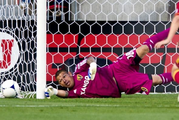 Quizás el record más impresionante de Rimando (como si los otros no lo fueran), es el de los penaltis. Nick es un especialista en atajarlos o en psicológicamente hacer que los rivales fallen ante su presencia. El ataja penales de la MLS, tiene 27 en su haber. Y eso ni siquiera incluye la dulce victoria en serie de penales que le dio a Salt Lake la MLS Cup 2009.