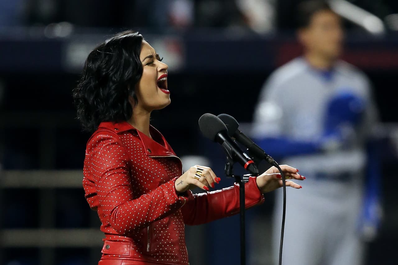 Demi Lovato es otra que uso sus redes para expresar su lamento por la situación.