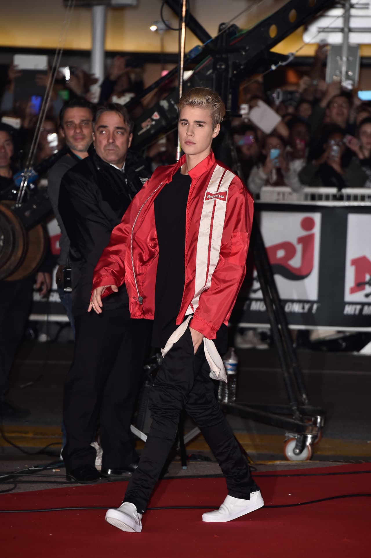 El intérprete que acaba de lanzar tres sencillos, se mostró muy comprometido con la comunidad galesa.