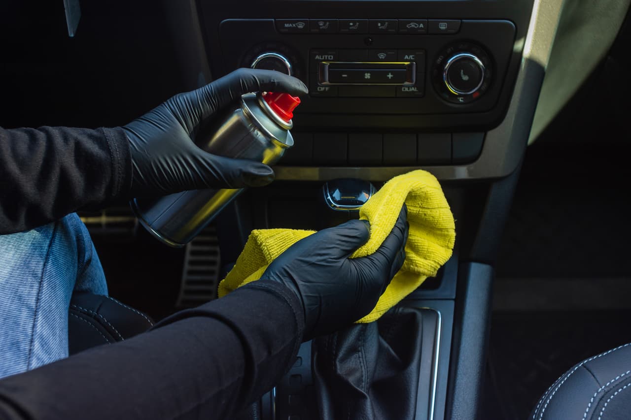 <h3 class="cms-H3-H3"><b>Dejar material inflamables en el interior del carro</b></h3>
<br>
<br>Una de las principales causas de incendios en automóviles es el almacenamiento de materiales inflamables, ya sea en la cabina o en el maletero. Latas presurizadas, como desodorantes o ambientadores, podrían calentarse mucho y explotar, sobre todo cuando el carro se encuentra estacionado bajo el sol intenso.