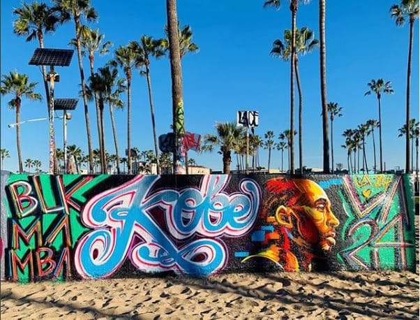 Ubicación: En el paredón del parque de patinetas en Venice Beach.