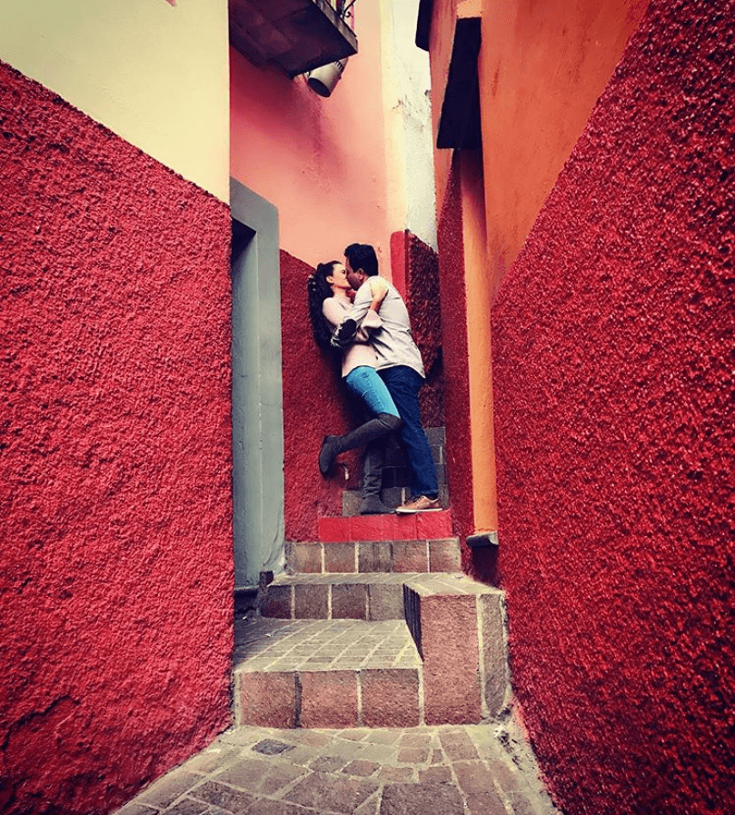 <b><a href="https://www.univision.com/temas/omar-y-argelia-show">Omar y Argelia</a></b>, locutores de
<b>Univision Radio,</b> nos recuerdan que el amor verdadero existe y para muestra esta foto en el callejón del beso en Guanajuato, México.