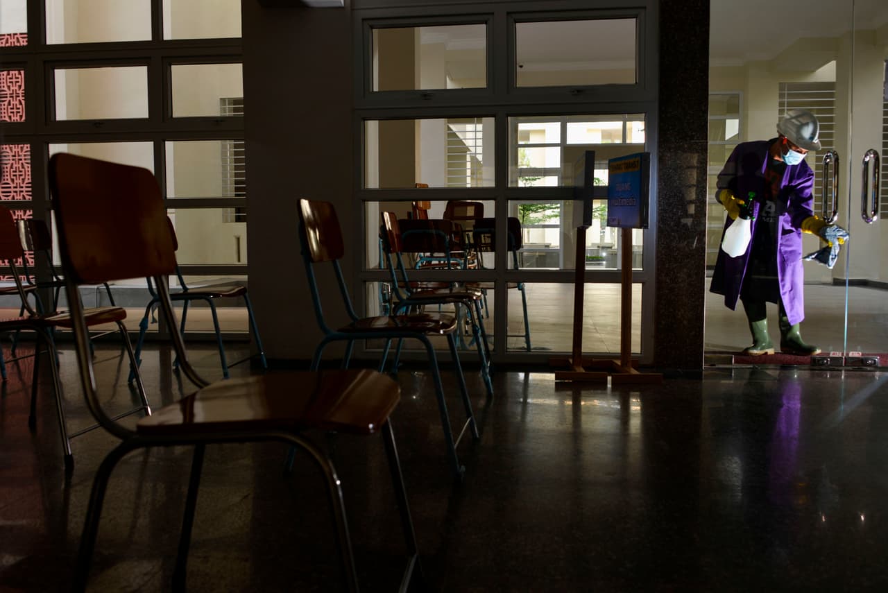 <b>Escuelas Públicas en Illinois: </b>
<a href="https://www.isbe.net/Pages/PublicSchoolDistrictLookup.aspx" target="_blank">Aquí puede buscar su distrito</a> y llamar pedir detalles. Al igual que toda escuela en Illinois, estas son algunas de las pautas de seguridad cuando los estudiantes esten adentro de la escuela:
<br>
<br>Estudiantes deben usar máscarillas y se les controlará la temperatura.
<br>No puede haber más de 50 estudiantes en un espacio.
<br>Las escuelas deben hacer más limpiezas y desinfecciones.