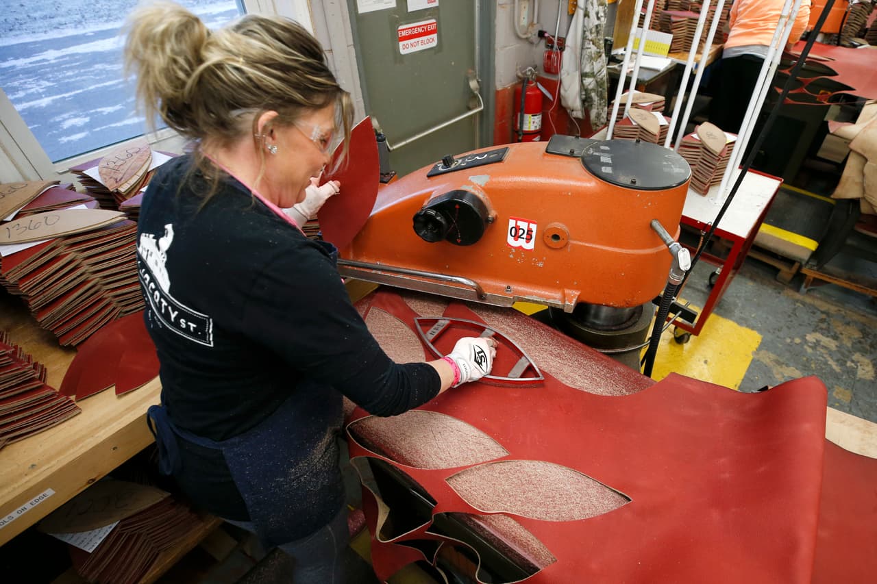 “Me pregunto si ese balón es uno de los que he cosido. Es un honor", dijo Sandy Sibert, quien tiene ocho años trabajando en la compañía, dicho esto cuando mira por televisión los juegos.