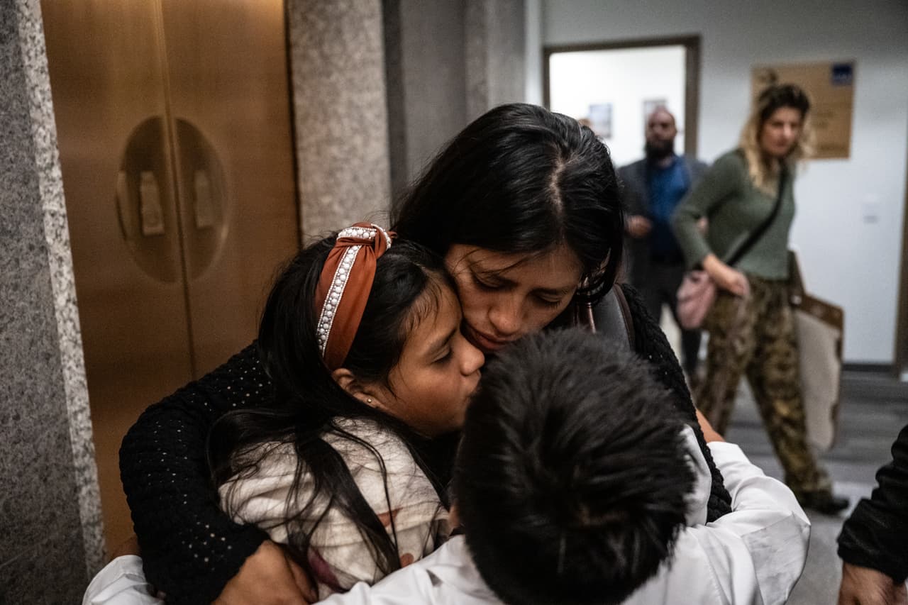 El agente de ICE que fue captado en video empujando al piso afuera de una Corte en Manhattan ya fue relevado de sus labores, informó a CBS la Secretaria Asistente del Departamento de Seguridad Nacional, Tricia McLaughlin.