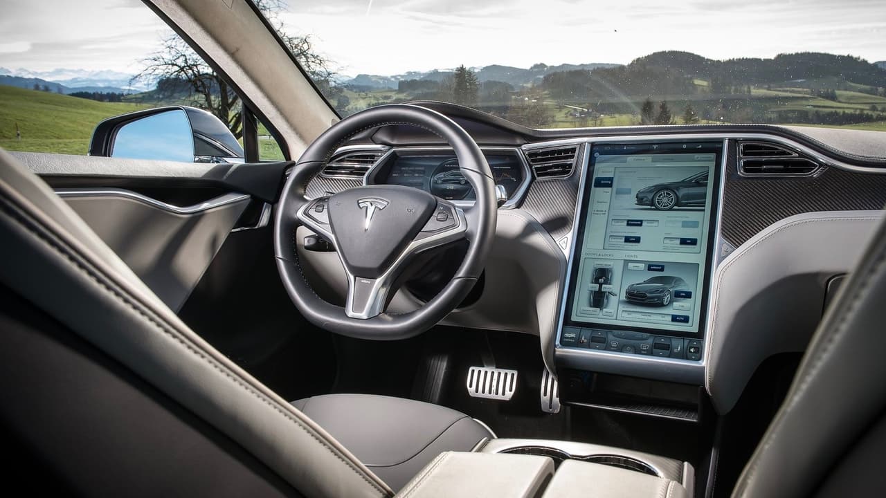 El departamento de policía de Fremont contrasta estos costos con los de la Police Interceptor Utility basada en la Ford Explorer, un vehículo que cuesta 40,000 dólares ya listo para labores policiales desde la fábrica, pero cuya operación representa 32,000 dólares en gastos en combustible y 15,000 dólares en gastos de mantenimiento, cada cinco años.
<br>
<br>Sin embargo, Ford estima que, su próxima 
<b><a href="https://www.univision.com/noticias/ford/la-ford-police-interceptor-2020-es-implacable-y-muy-ecologica" target="_blank">Ford Police Interceptor 2020</a></b> híbrida recargable, ahorrará 
<b>5,700 dólares por vehículo</b> en gastos por combustible por año, lo que podría hacer desaparecer la ventaja económica de Tesla, sobre todo cuando al considerar que lo más probable es que el departamento de policía de Fremont no componga la totalidad de su flota de Teslas usados. El menos potente de los Model S tiene un precio inicial de 75,000 dólares, a los cuales habría que sumar sus costos de su modificación para labores policiales antes de poder ponerlos en servicio.