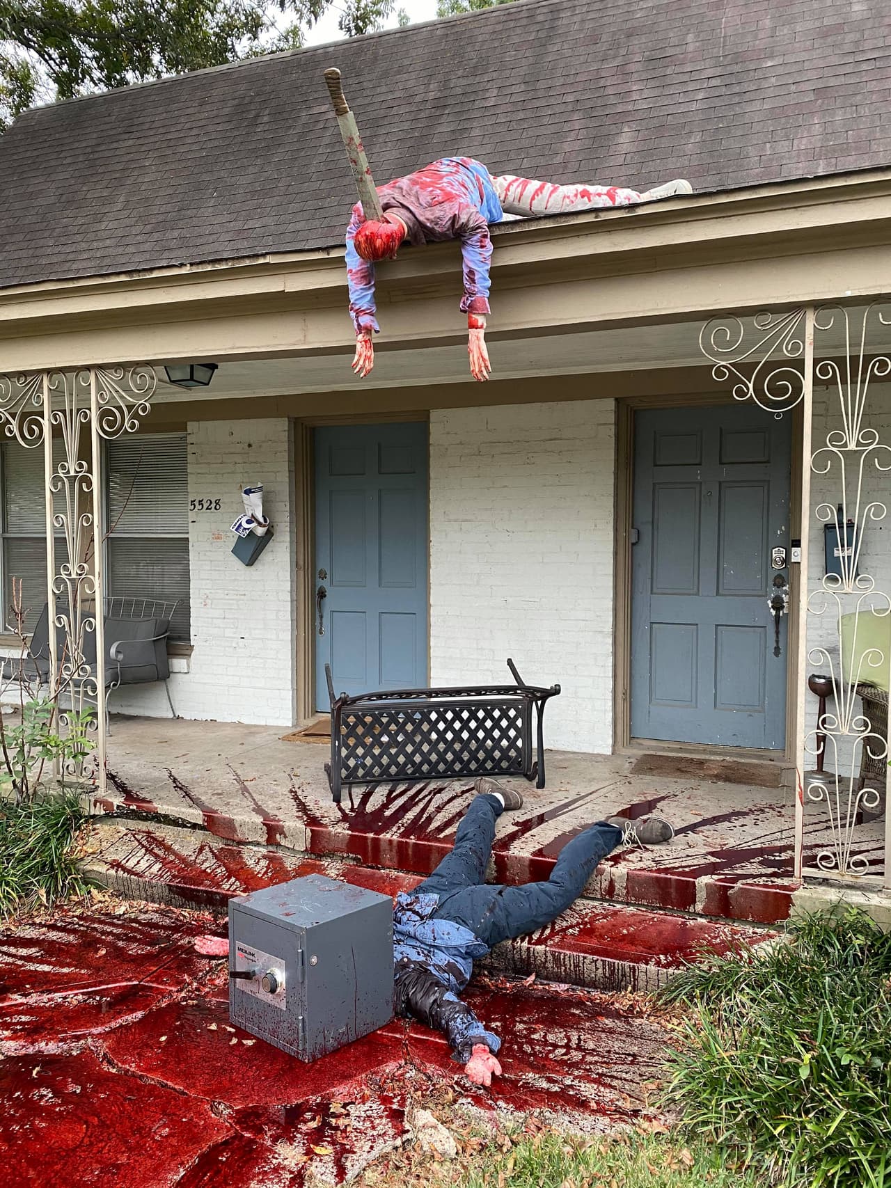 La casa muestra un exterior extremadamente "horroroso", como seguramente opinan vecinos en el este de Dallas, incluyendo el Departamento de Policía de la ciudad.
<br>