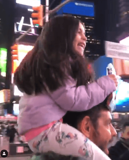 Más tarde, Aitana contempló las luces y edificios de la gran manzana, montada en los hombros de su papá.