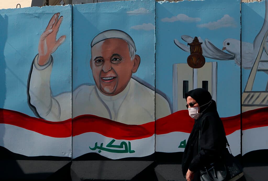 Francisco se reunirá a su llegada a Bagdad con sacerdotes, seminaristas y monjas en la misma catedral 
<b>donde combatientes islámicos mataron a 58 personas en el 2010</b>, en el peor ataque perpetrado contra los cristianos desde la invasión de fuerzas lideradas por Estados Unidos en el 2003. En la fotografía, una mujer camina frente a un mural de la iglesia de la Salvación en Bagdad.