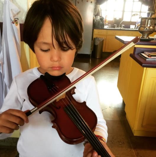 Él es hijo de Gaby Spanic y el empresario Neil Pérez, quien nunca ha recocido su paternidad. En noviembre de 2008, la actriz se refirió así al padre de su retoño ante
<a href="https://peopleenespanol.com/article/gabriela-spanic-hay-gays-mas-hombres-que-el-padre-de-mi-hijo/" target="_blank"> People en Español</a>: "Hay gays que son más hombres que él",