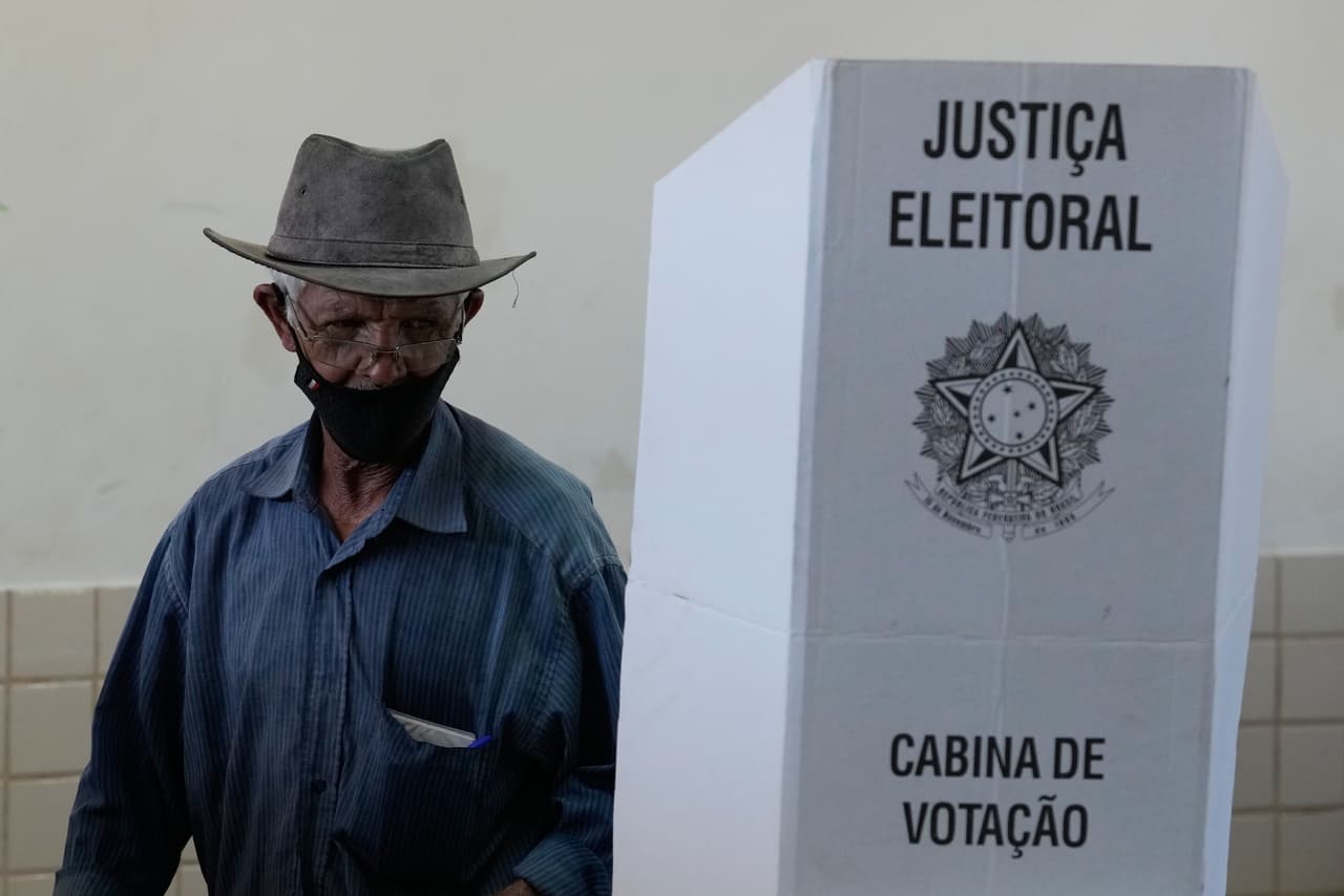 Un hombre vota en la segunda vuelta de las elecciones presidenciales en Brasilia, Brasil, el domingo 25 de octubre de 2026.