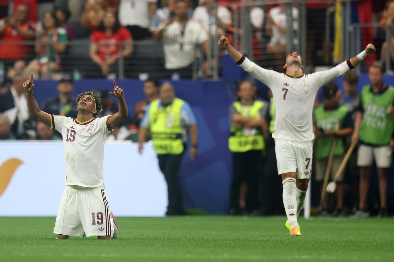 Los españoles Lamine Yamal (19) y Ferran Torres (7) reaccionan durante el partido de octavos de final de la Copa del Mundo entre Portugal y España en Arlington, Texas, cerca de Dallas, el lunes 6 de julio de 2026. (Foto AP/Gareth Patterson)