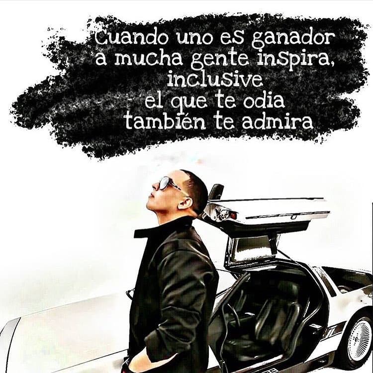 En varios de sus videoclips se lo ve a
<b>Daddy Yankee</b> manejando algunos autos muy atractivos, o incluso emblemáticos en el mundo del espectáculo, como el
<b>DeLorean</b> de
<b> 'Back to the Future'</b>.