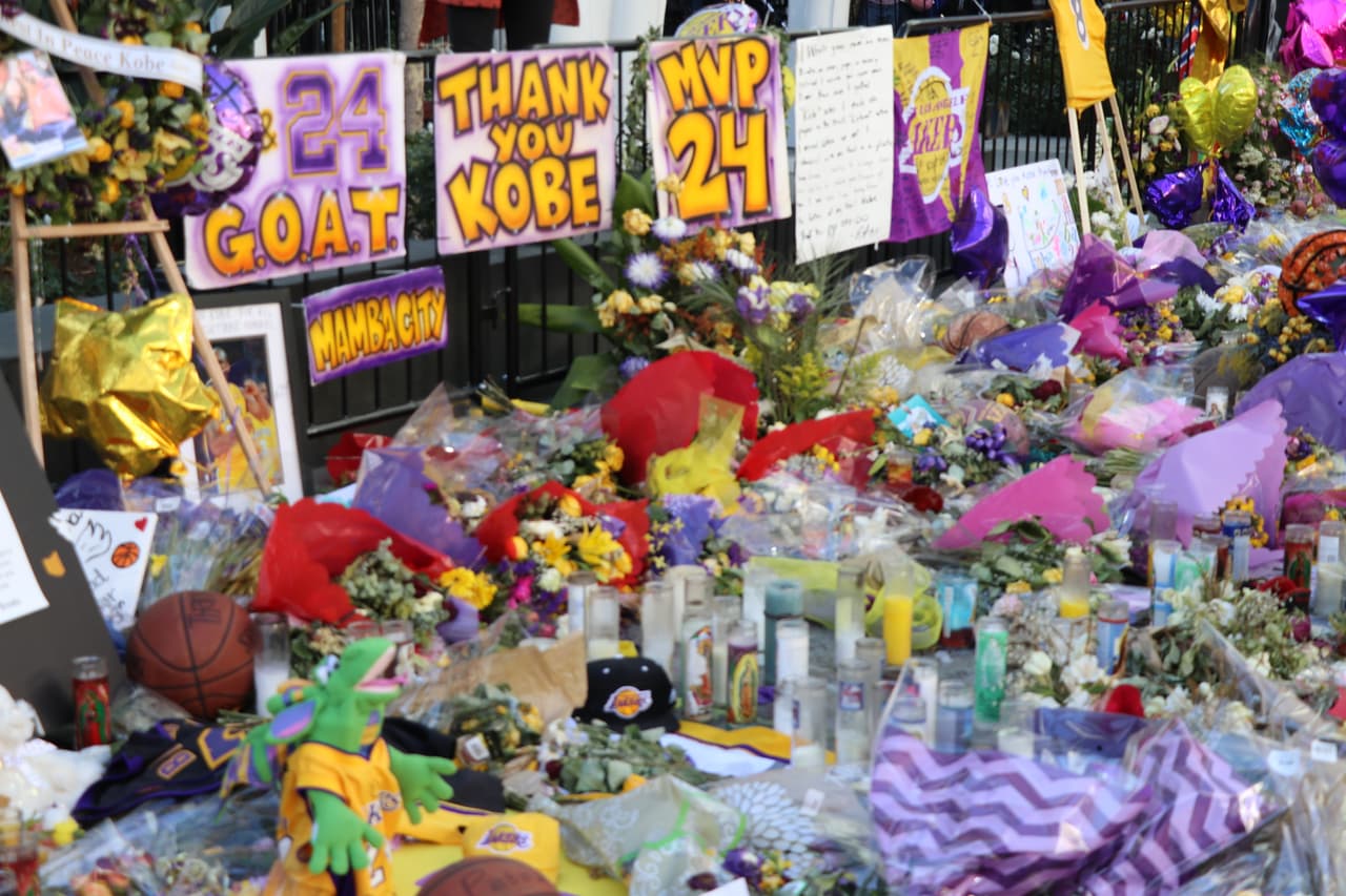Los seguidores de la estrella del baloncesto colocaron velas, todo tipo de flores, balones y cartulinas llenas de fotografías que fueron removidas desde las 4 am. del lunes 3 de febrero, según dio a conocer Zeidman.