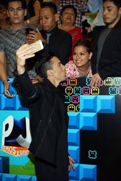 Nos encantan los selfies. We can't get enough of them! Y si no, pregúntenle a los que desfilaron la alfombra de Premios Juventud.