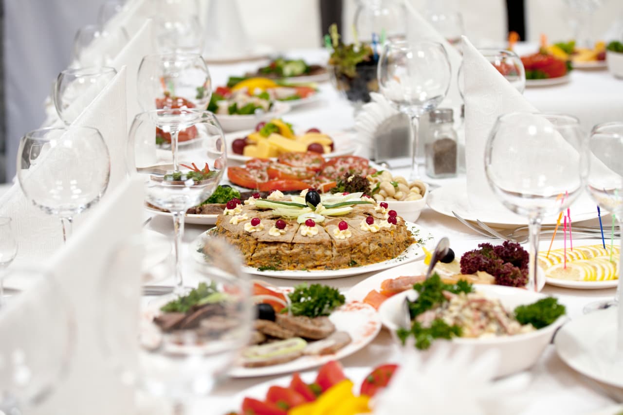 <b>DEMASIADA DECORACIÓN:</b> Mesa de dulces, mesa de quesos, helados en las esquinas, sus iniciales con iluminación, pizarrones, flores y un largo etcétera, se convierten en un gasto que puedes suprimir eligiendo solo
<br>uno o dos de los elementos anteriores.