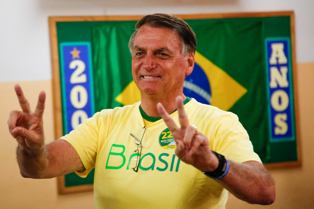 El presidente brasileño, Jair Bolsonaro, que se postuló para otro mandato, hace el signo de la victoria después de votar en la segunda vuelta de las elecciones presidenciales en Río de Janeiro, Brasil.