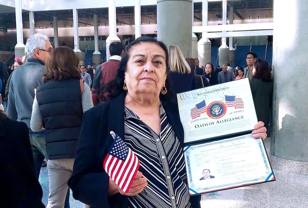 A sus 80 años, esta abuela hispana obtuvo la ciudadanía 