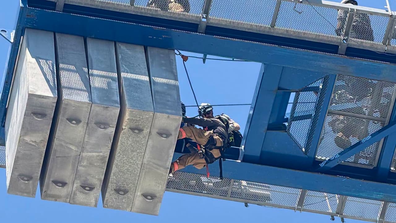<h3 class="cms-H3-H3">Una emergencia a más de 22 pisos de altura</h3> La llamada más reciente llegó al Departamento de Bomberos de Fort Worth 
<b>alrededor de las 11:50 a.m. del sábado,</b> desde la obra ubicada en 1300 South Main Street. 
<br>Al llegar, los bomberos encontraron al operador dentro de la cabina de una grúa, 
<b>aproximadamente 220 pies sobre el suelo, una altura equivalente a más de 22 pisos.</b> 
<br>
<b>Los rescatistas subieron por la escalera de la grúa</b> cargando el equipo necesario.
<br>Una vez arriba, comenzaron a atender al operador 
<b>mientras preparaban un sistema de cuerdas para bajarlo. </b>
<br>El hombre llegó al suelo en menos de una hora después de que los equipos alcanzaron al paciente 
<b>y fue trasladado a un hospital en condición estable,</b> informó el departamento.
<br>No se ha divulgado 
<b>qué provocó la emergencia médica.</b>