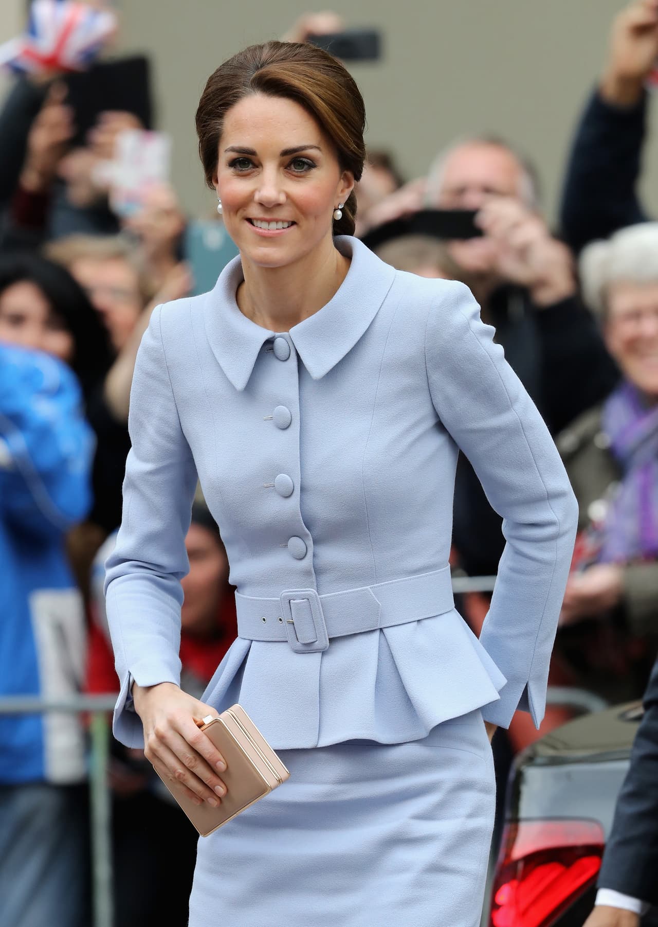 Otro vistazo al hermoso traje celeste de la Duquesa.