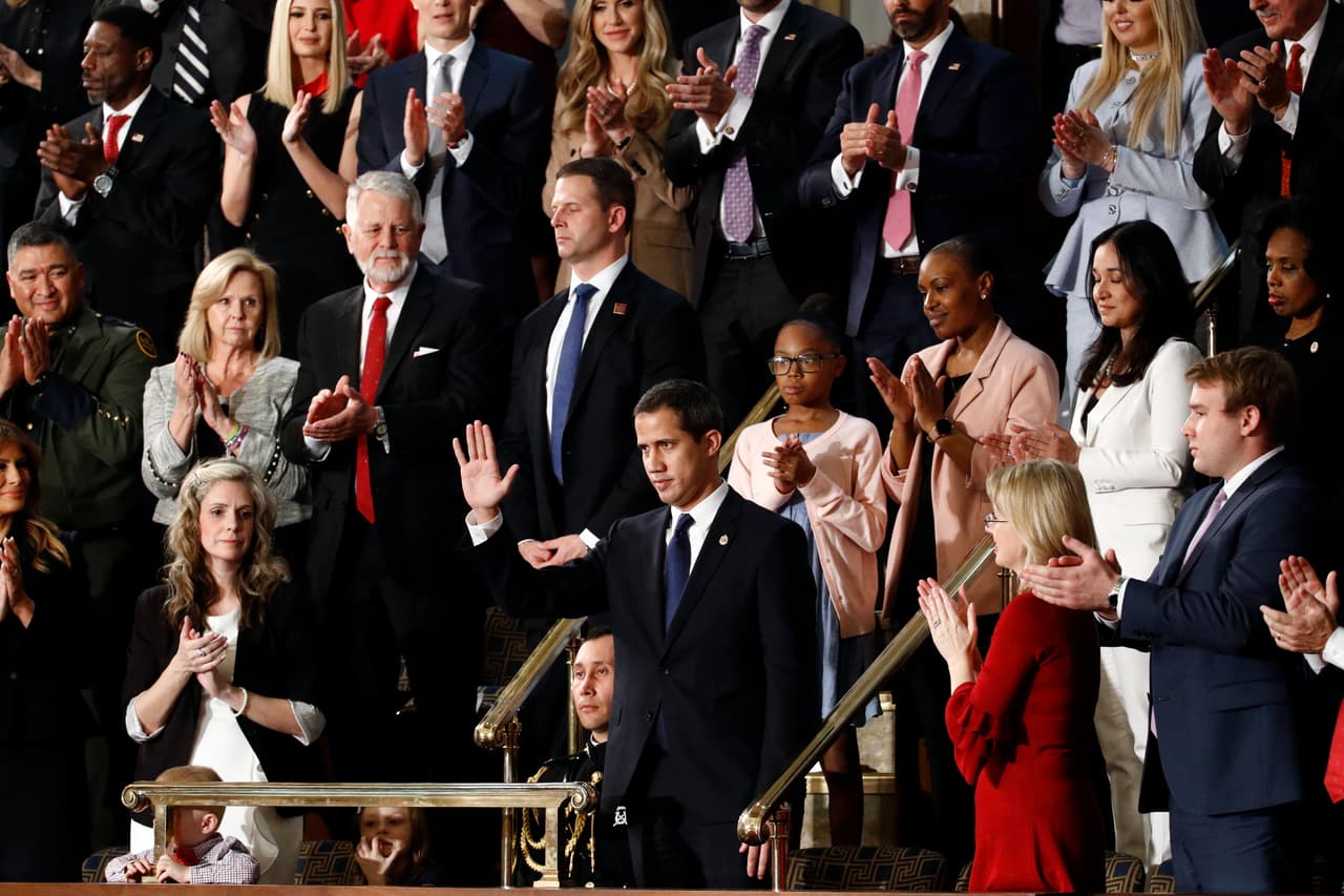El momento en que Trump presentó al presidente interino de Venezuela, Juan Guaidó. "Presidente, por favor, llévele este mensaje a su tierra. Todos los estadounidenes están unidos con el pueblo venezolano en su lucha justa por la libertad", dijo el Trump a Guaidó. 
<br>