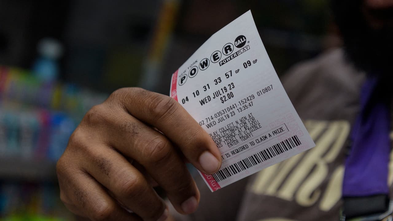 Powerball reparte millonarios premios en NY y NJ; el jackpot llega a $1.3 mil millones