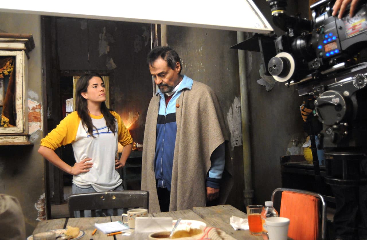 Felicitándola por su actuación en "Nosotros los nobles"